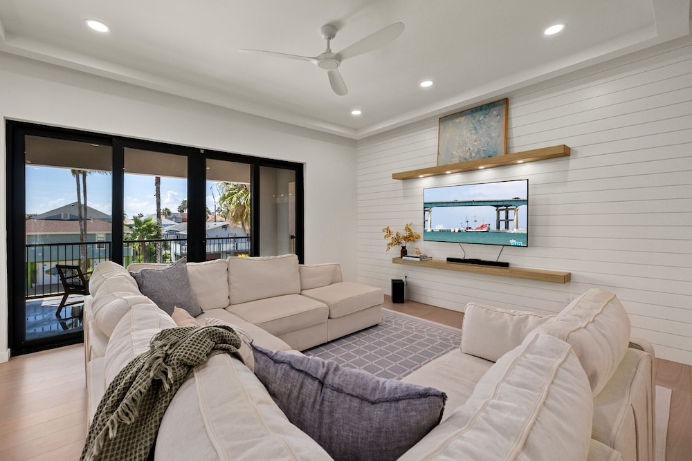 Miramar House, 120 E. Constellation 6 Bedroom Home