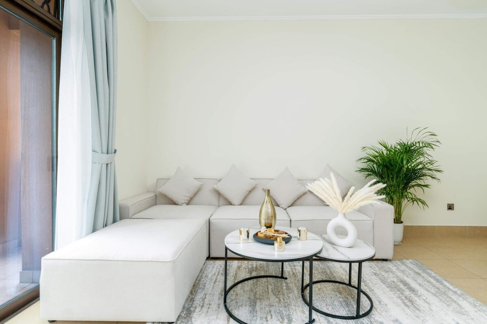 Stylish 1BD Apartment w/ Balcony, Downtown Dubai!