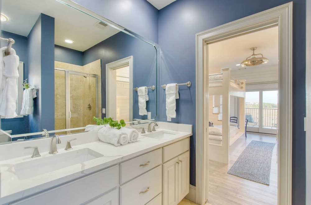 Sleeps 38 2 Homes, Steps to the Beach, Private Pool + Hottub, Game Room, Views