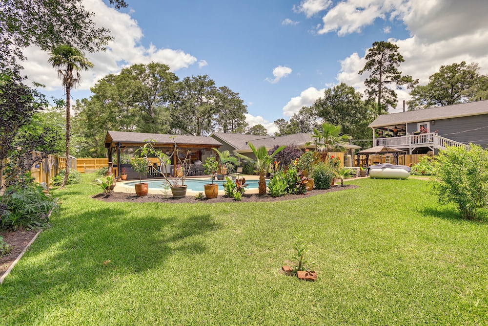 Outdoor Kitchen & Hot Tub: Tranquil Home in Humble