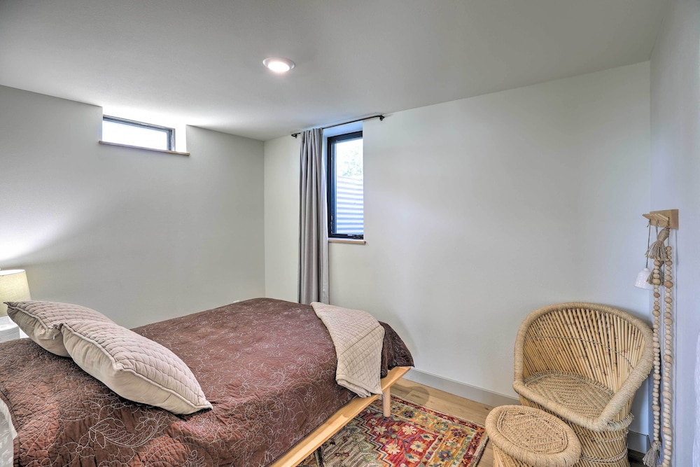 Watertown Vacations - Chic  Cozy Cabin With Private Hot Tub  Beach! - Property Image 4