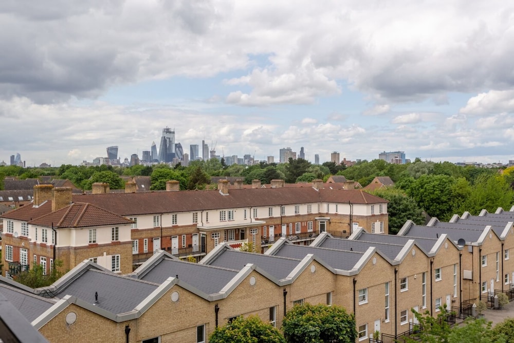 Bright, Modern One-bed With Stunning View of Thames