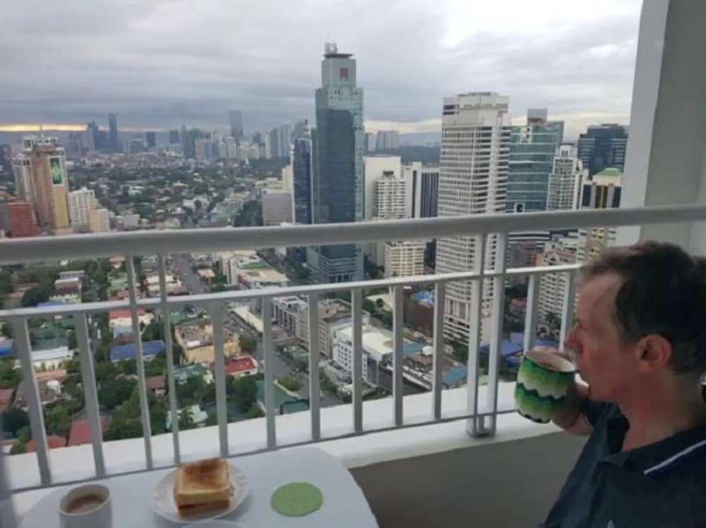 Apex At Jazz Makati - 41m2 Corner Apartment With Private Balcony City View