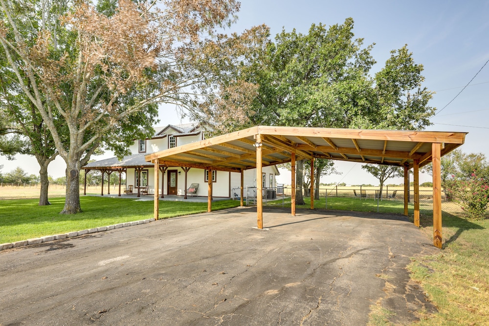 Remodeled Farmhouse on 18 Acres: 8 Mi to Elgin!
