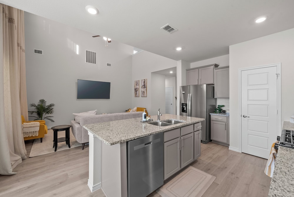 Luxurious 4-Bed Home in Aubrey TX