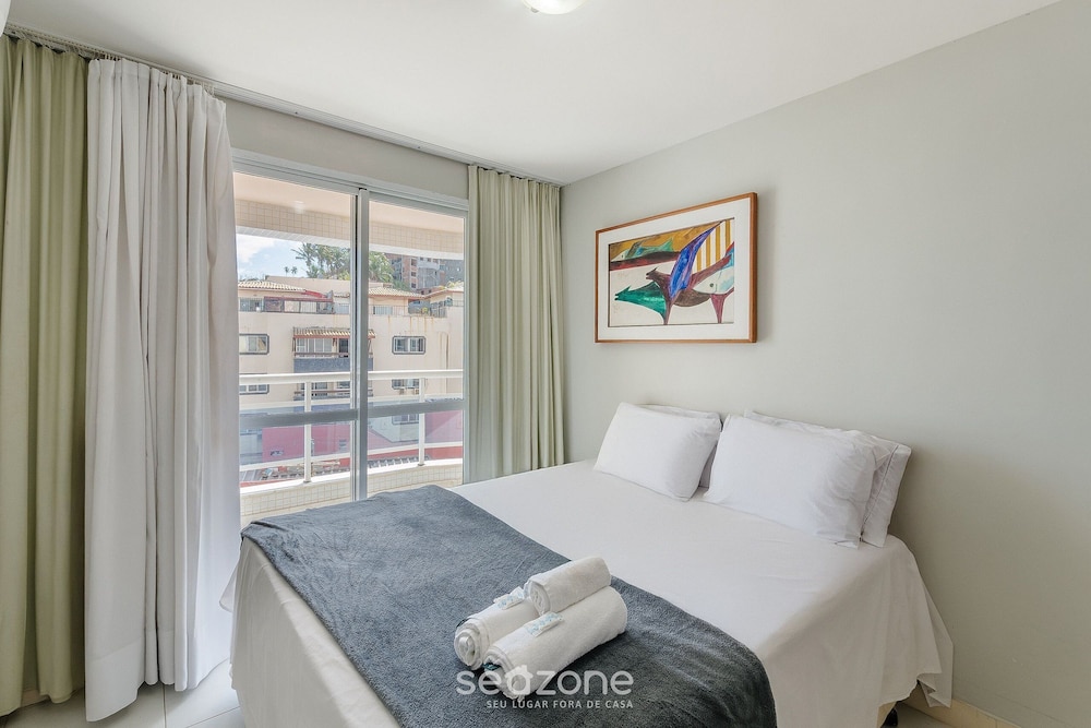 Apt w/ Balcony & View, Steps From the sea Opr0303