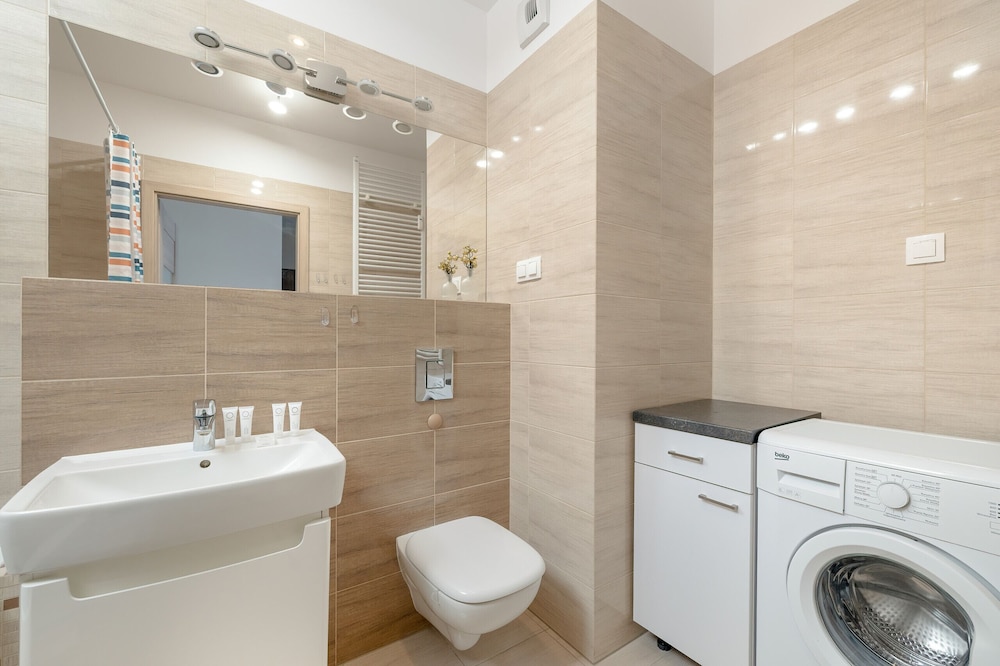Spacious Apartment Poznań by Renters view 3