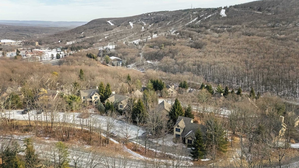 Mountain Escape With Game Room, Balcony & Stunning Views in the Poconos Christina