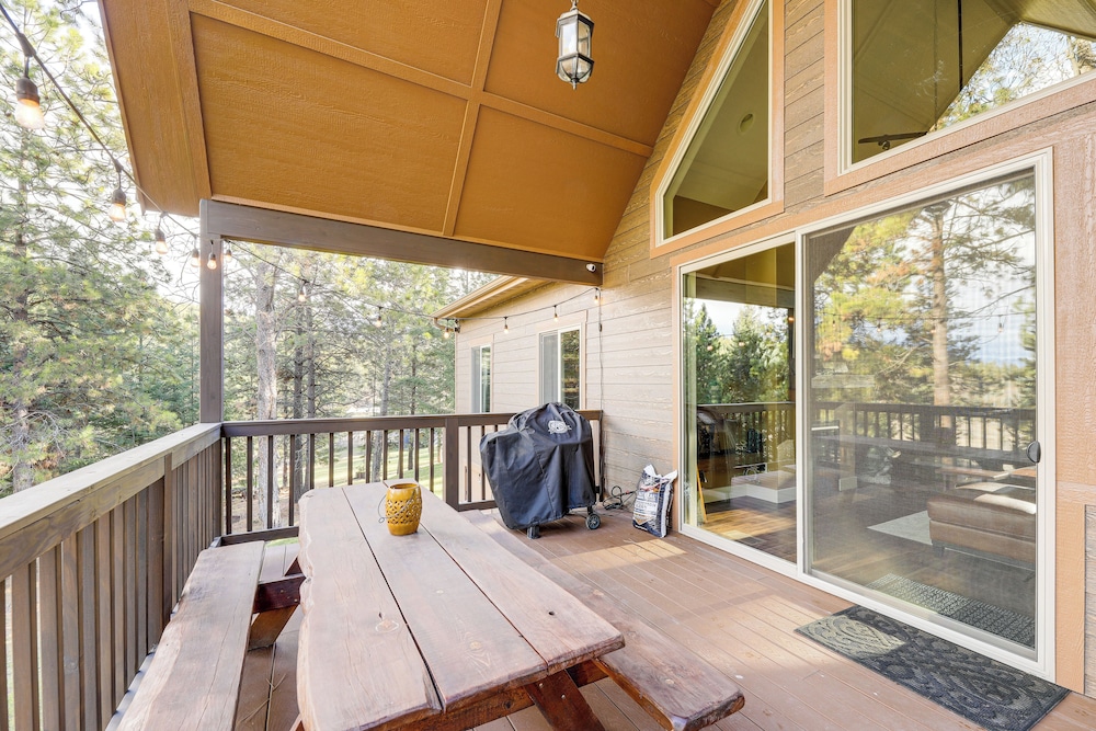 Deck + Views: Scenic Group Getaway in Lakeside!