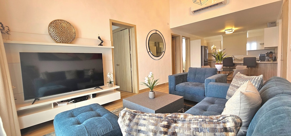 The Beach Spacious 2 Bedroom 2 Bath Apartment on top Floor With Stunning Views