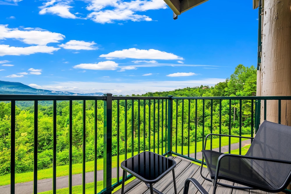 Gatlinburg Condo King Bed Pool Mountain Views