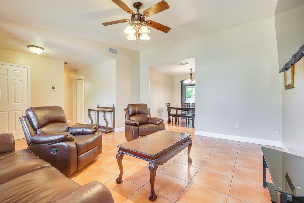 Pet-friendly Home w/ Yard ~ 3 Mi to Zoo Miami!