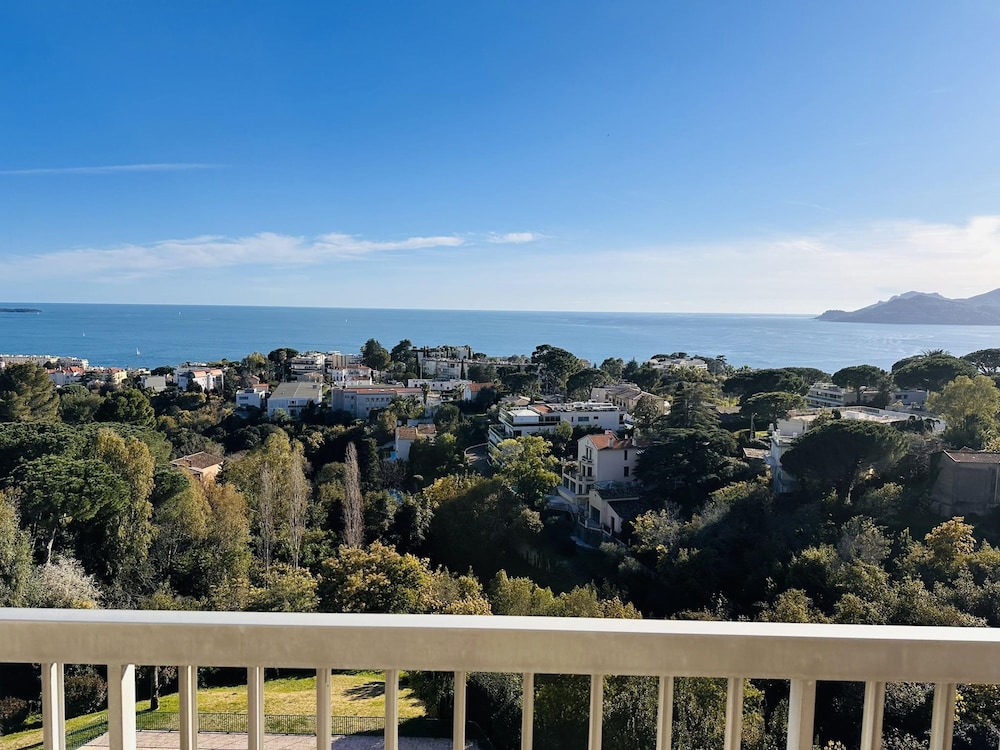 Large Light and Modern 2 Bedroomed Apartment in Cannes With Sea Views Pool and Lovely Terrace - 1503