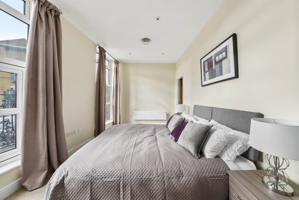 Luxury 2 Bedroom Apartments with Parking view 2