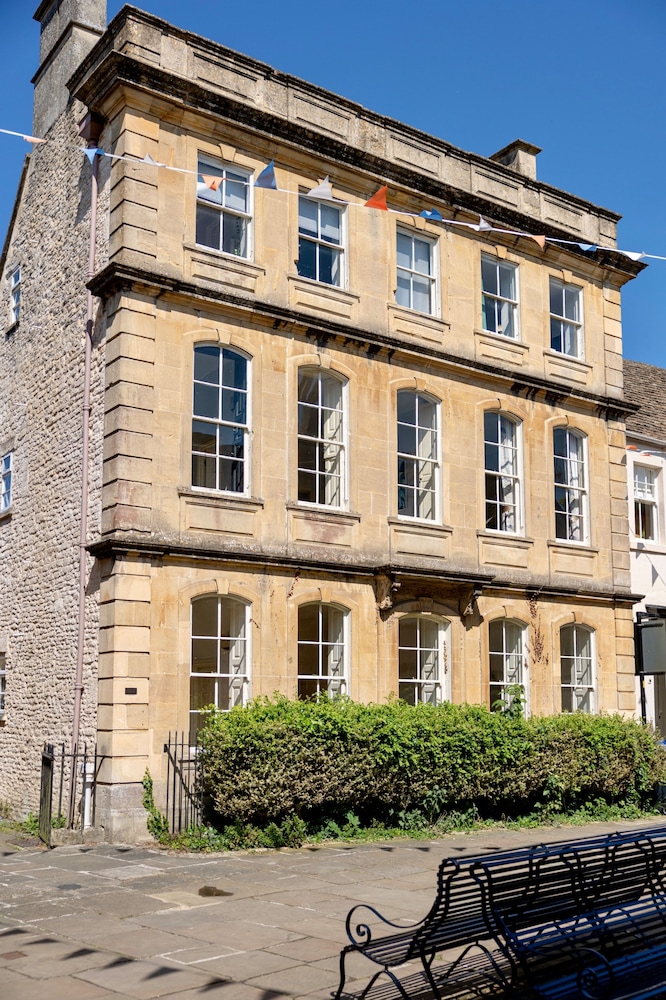 Cozy Corsham Apartment With 2 Bedrooms
