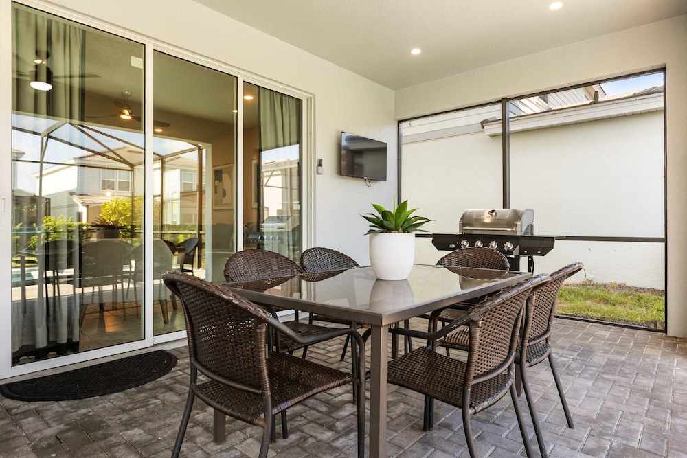 Family Fun Villa w Pool Hot Tub Game Room
