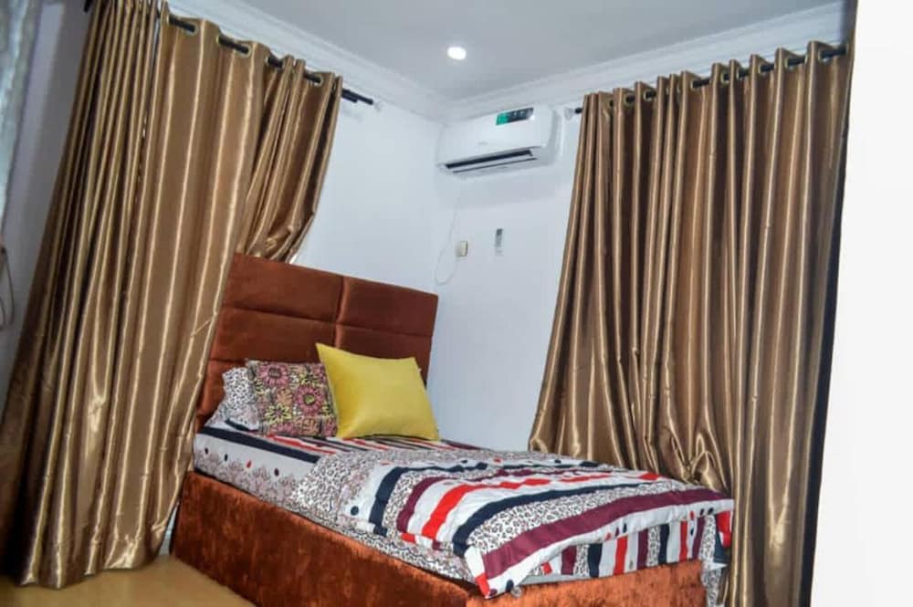 Immaculate 4-bed Apartment in Lagos view 2