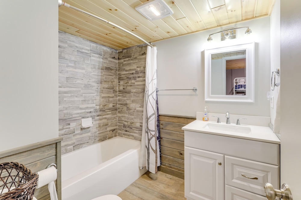 1 Mi to Village: Waterfront Oasis in Lake George!