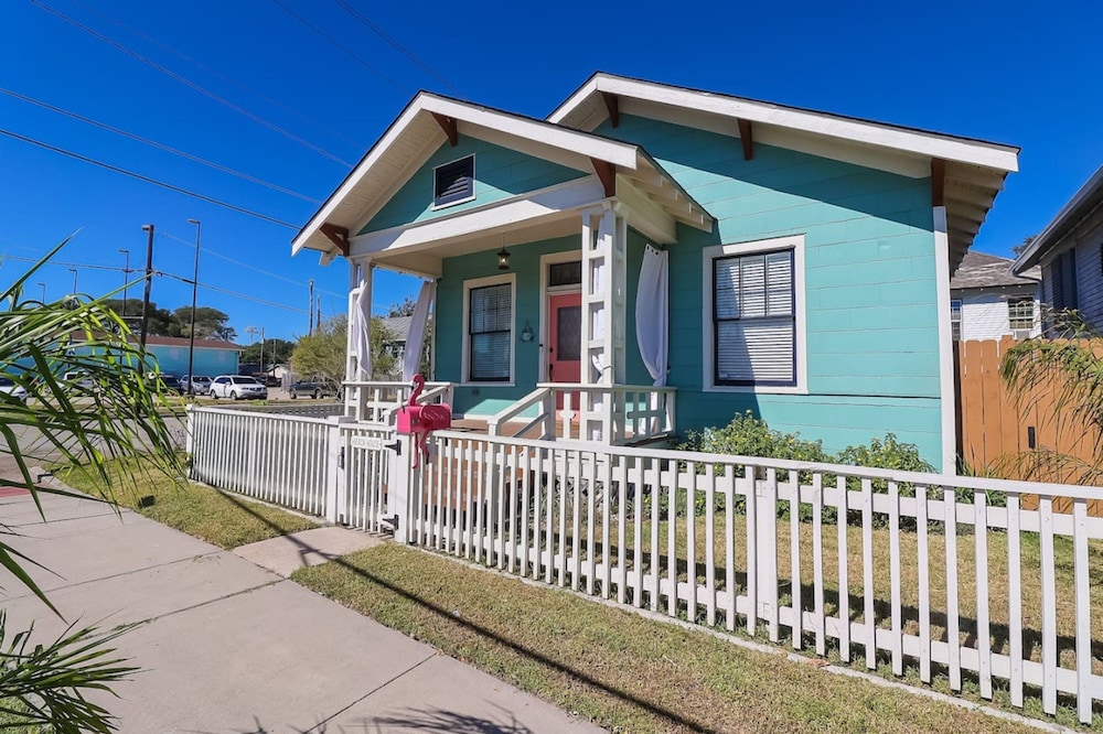 Vibrant Bungalow 2 Minutes to the Beach