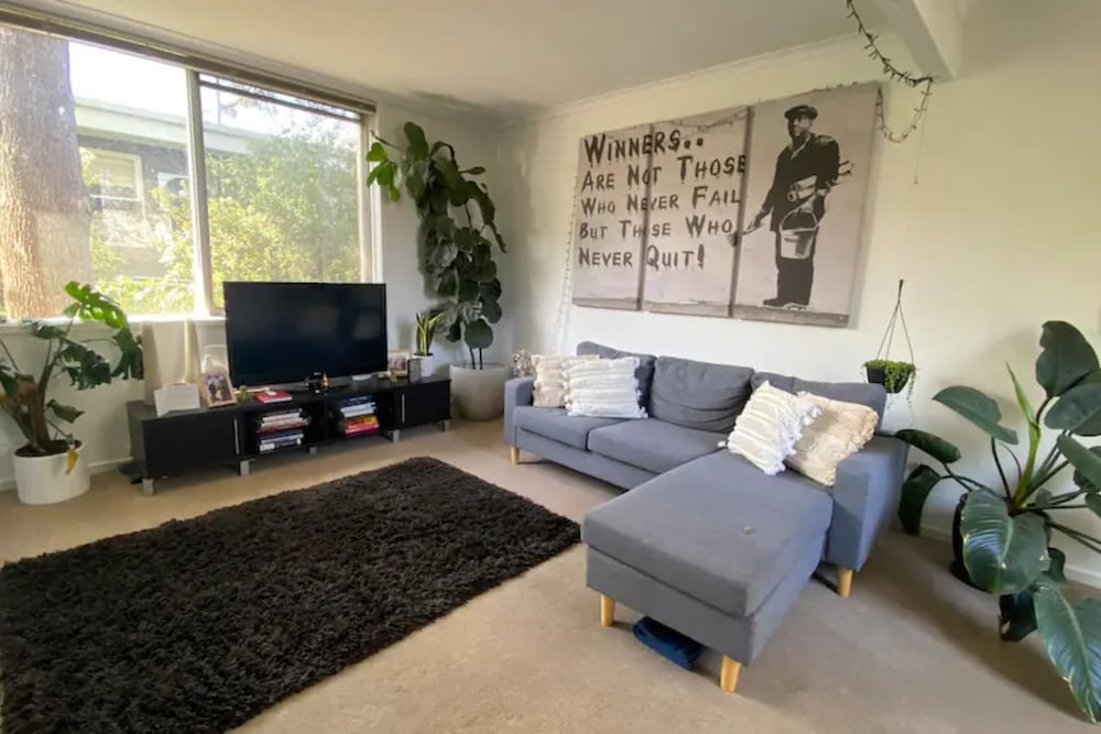 Homely 1-bedroom Unit in Hawthorn With Parking!