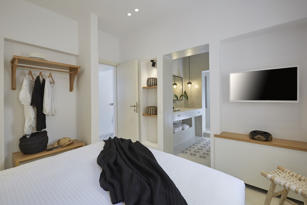White and Co. La Torre Suites