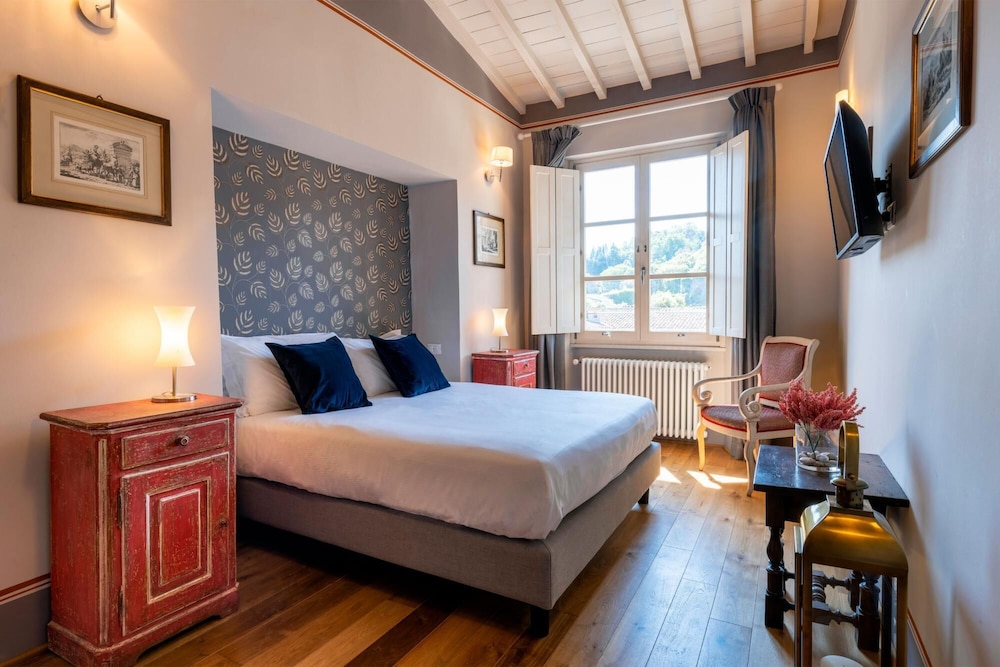 Impressive 4 Bedroom Apartment in Front of Pitti Palace Piazza Pitti I