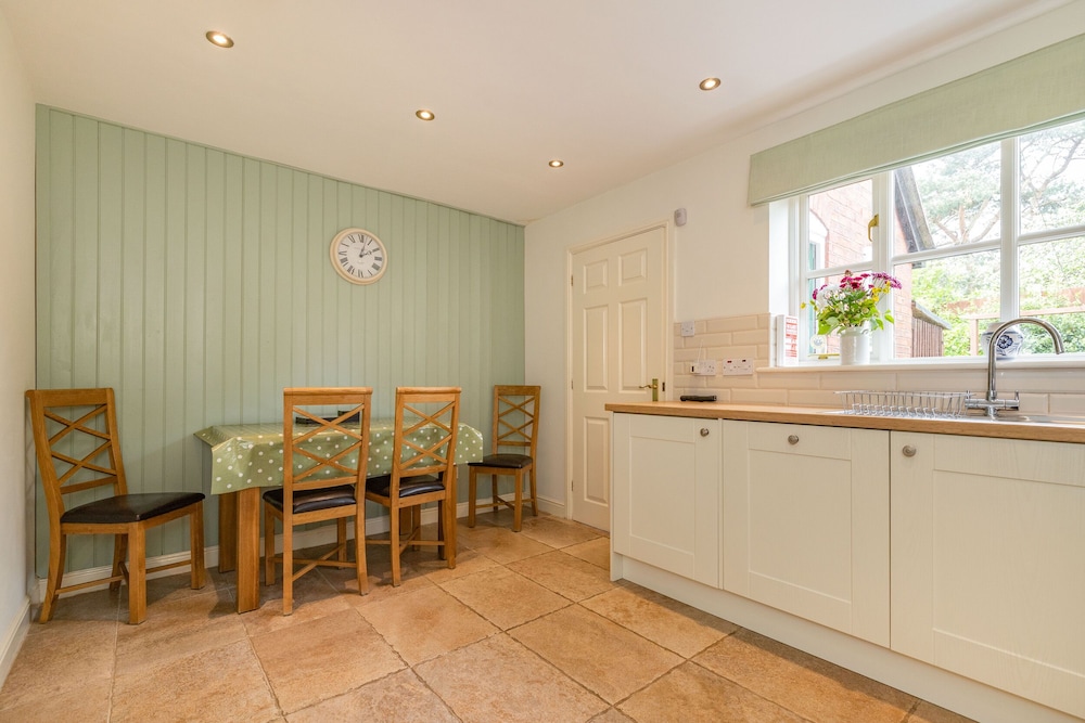 4 Aldelyme Court