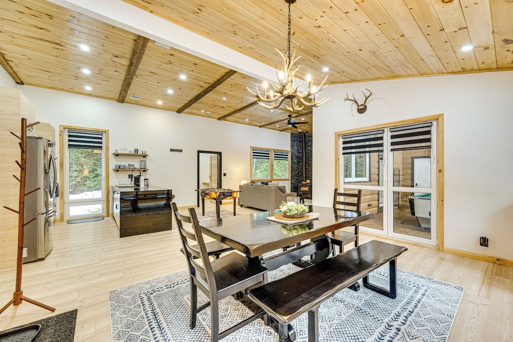 Porch & 1-acre Yard: White Mountains Hideaway