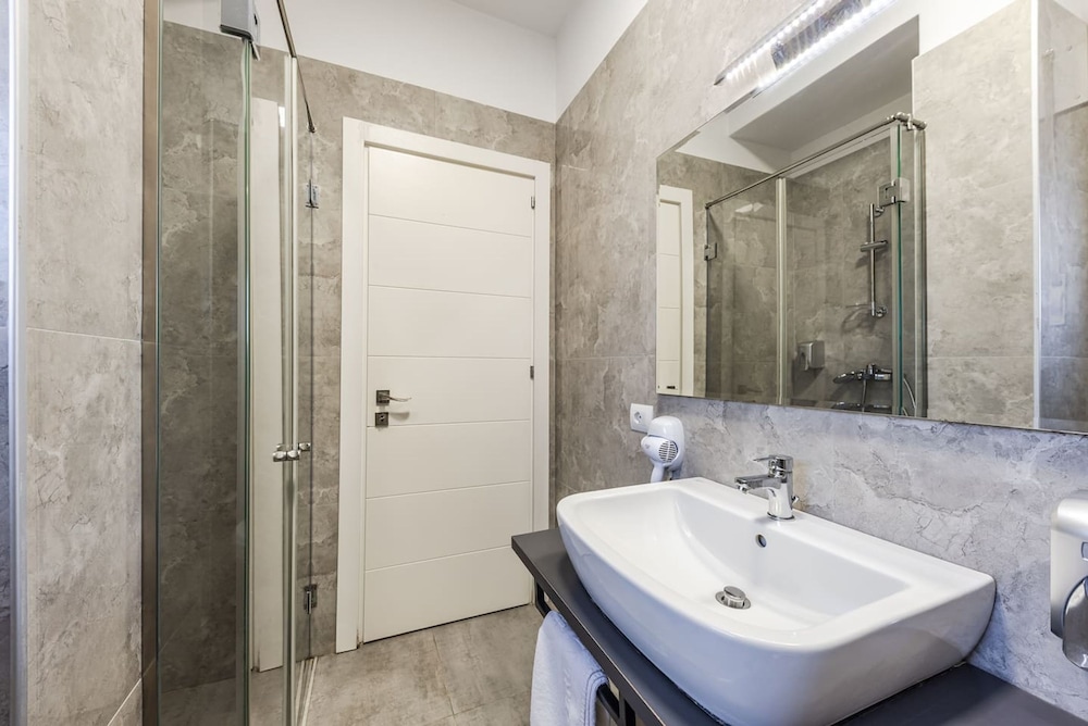 Tranquil Apartment With Pool Access - Manjola