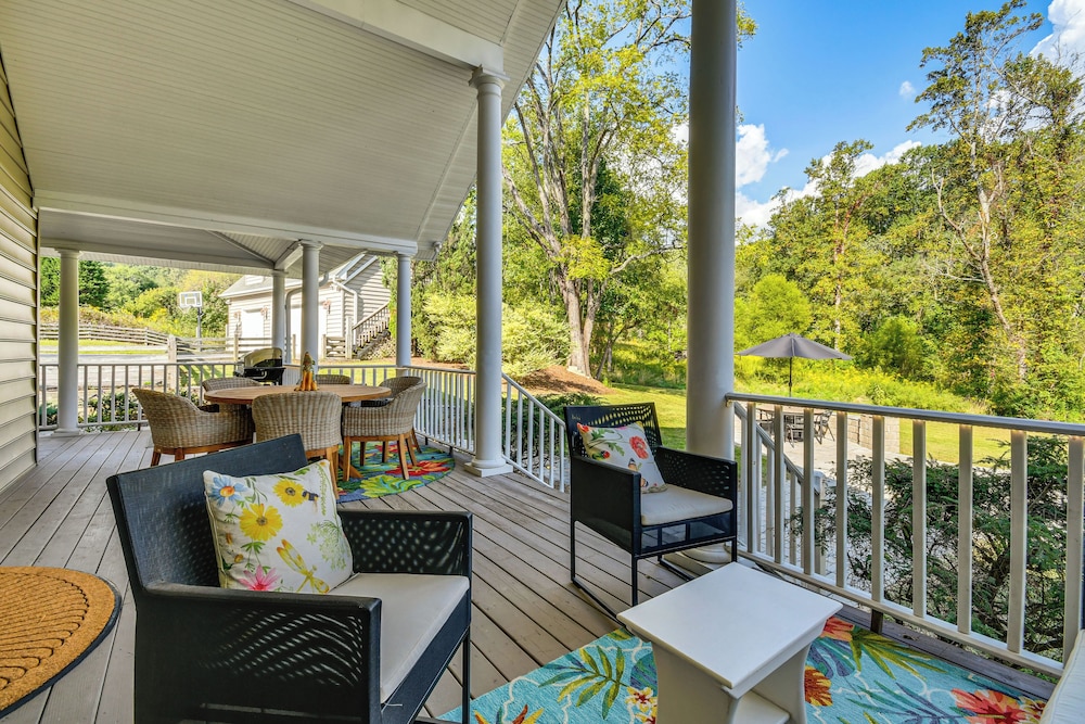 Mtn Views, Deck, Porches & Patio: Asheville Escape