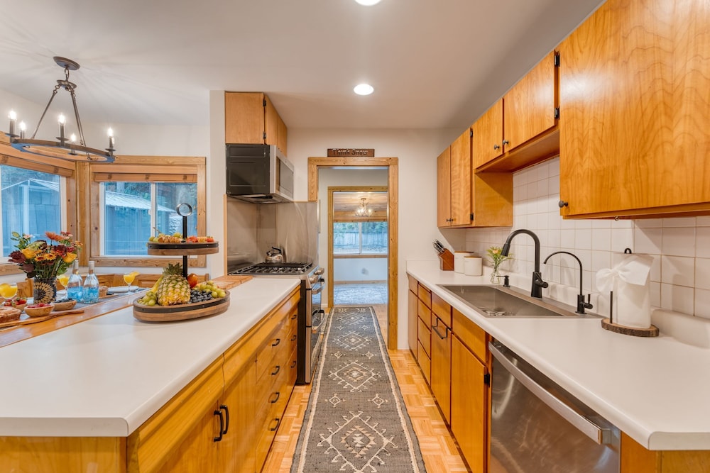 Westlake Cabin by Avantstay Hot Tub Near Skiing Walk to Restaurants Lake