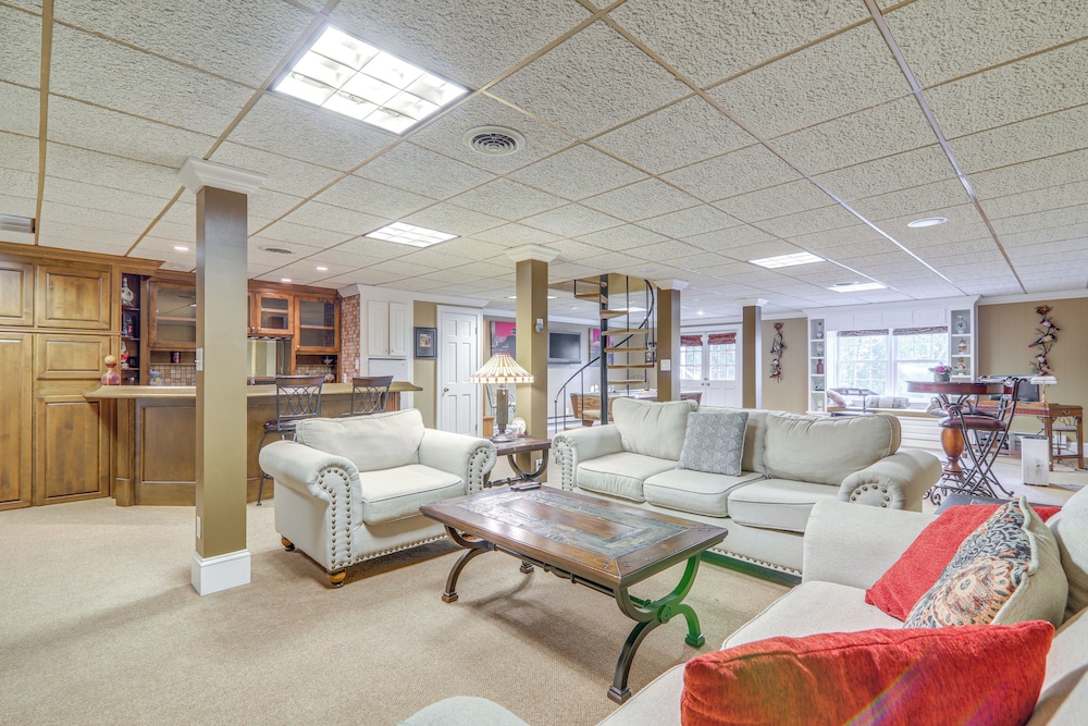 Game Room + Pond: Spacious Gainesville Getaway!