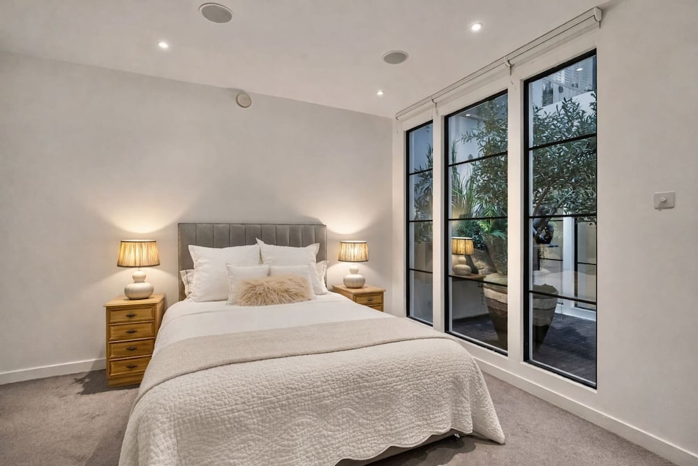 London Mews Home w Glass Atrium Terrace