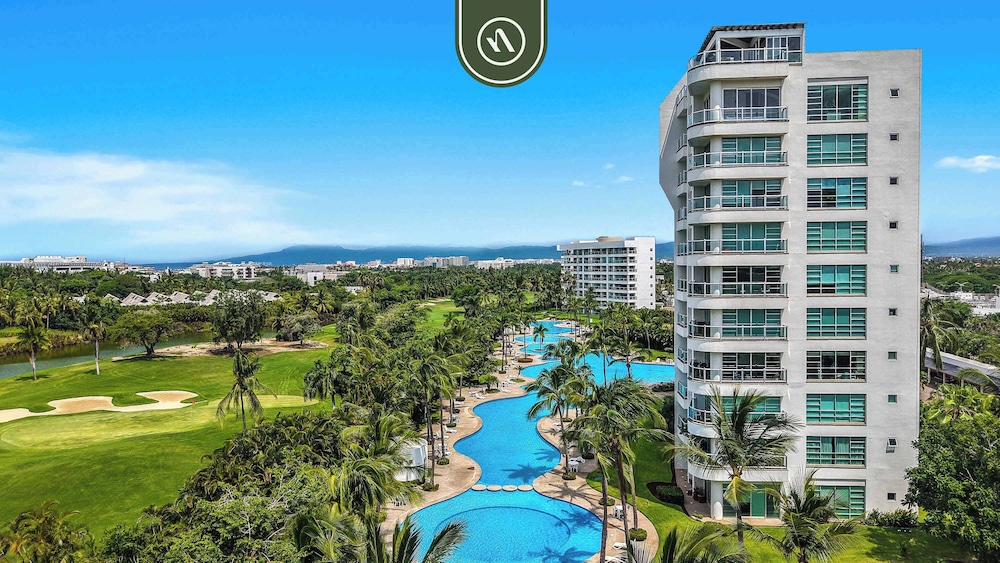 Stylish 2 BR Condo - Pools - Golf - Membership