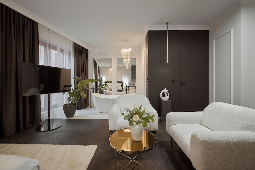 Granaria Jacuzzi Deluxe Suites by Downtown Apartments