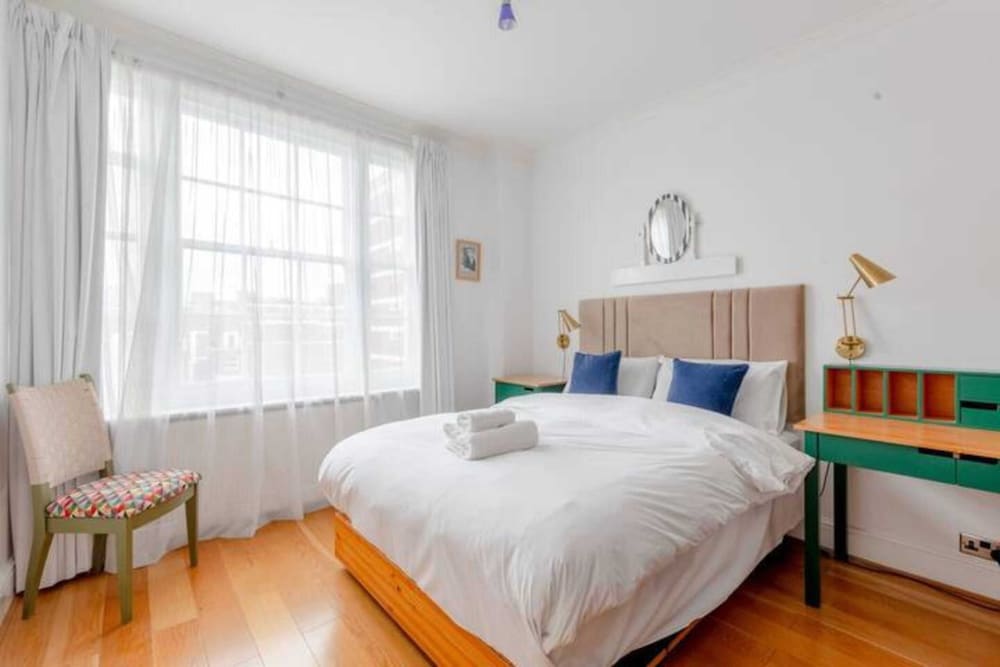 Central and Spacious 2 Bedroom Flat in Kensington