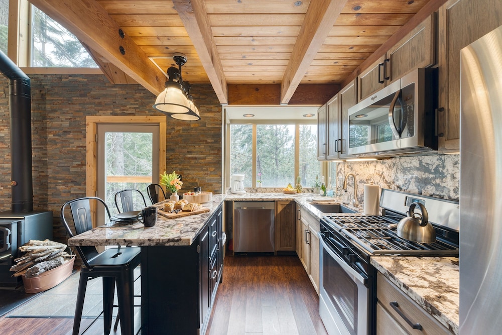 Sierra at Donner Lofted Cabin Minutes to Lake A-frame-inspired Design Deck