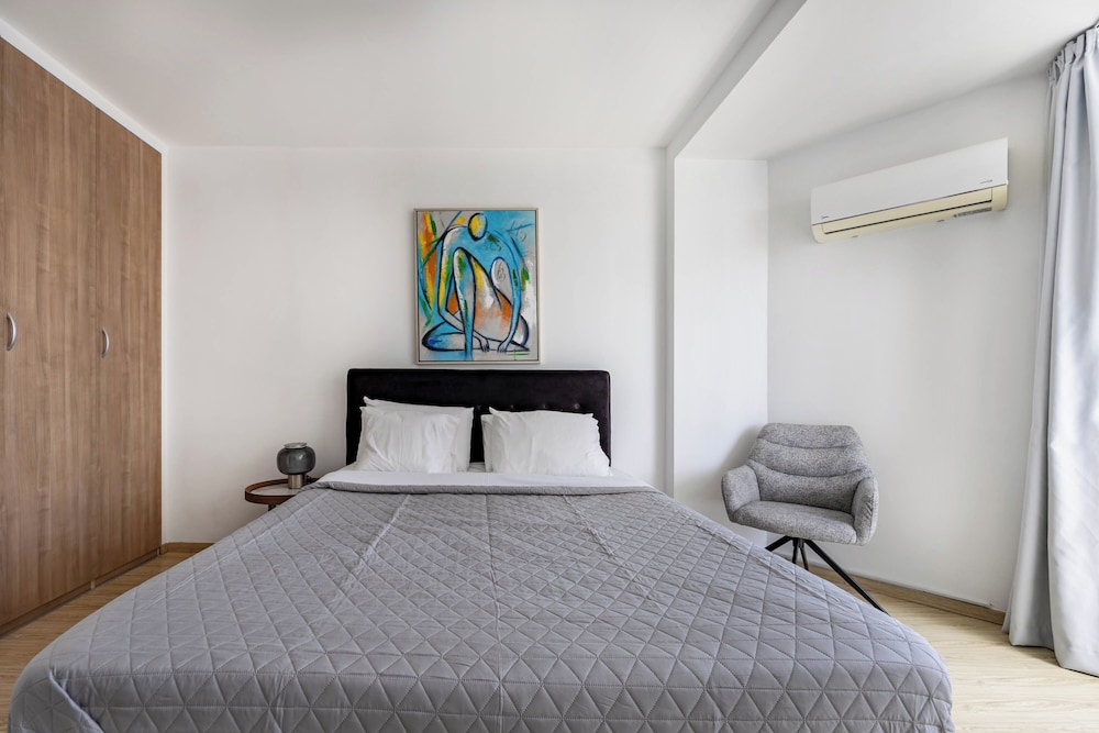Marathon Beach Apartment With Shared Pool
