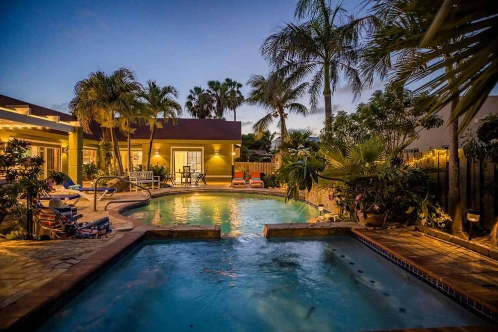 Spacious 5BR Home w Amazing Garden Privatepool
