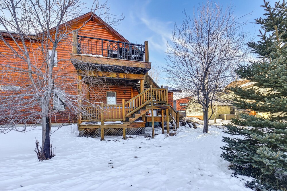 3 Mi to Dtwn: Mtn-view Red Lodge Retreat!