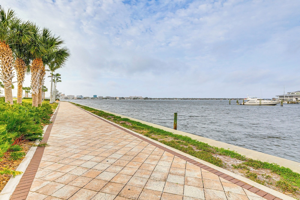 Manatee River Views: Palmetto Paradise w/ Fire Pit