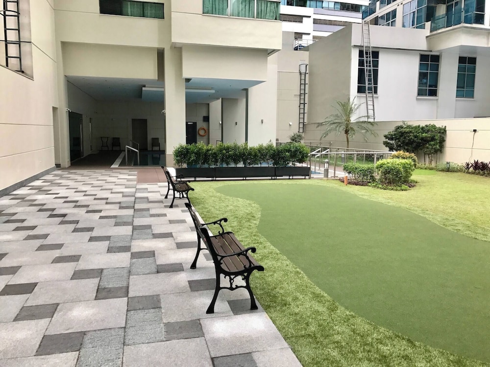 Elegant 2BR Apartment in Upscale Fort BGC Fast Wifi