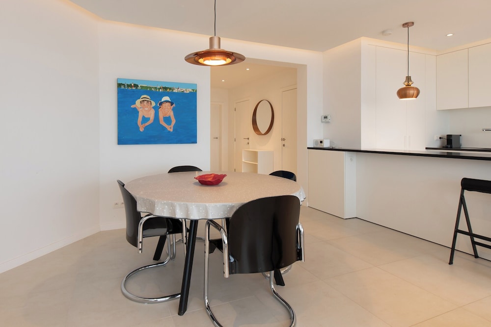 Apartment on Zeedijk With Sea View