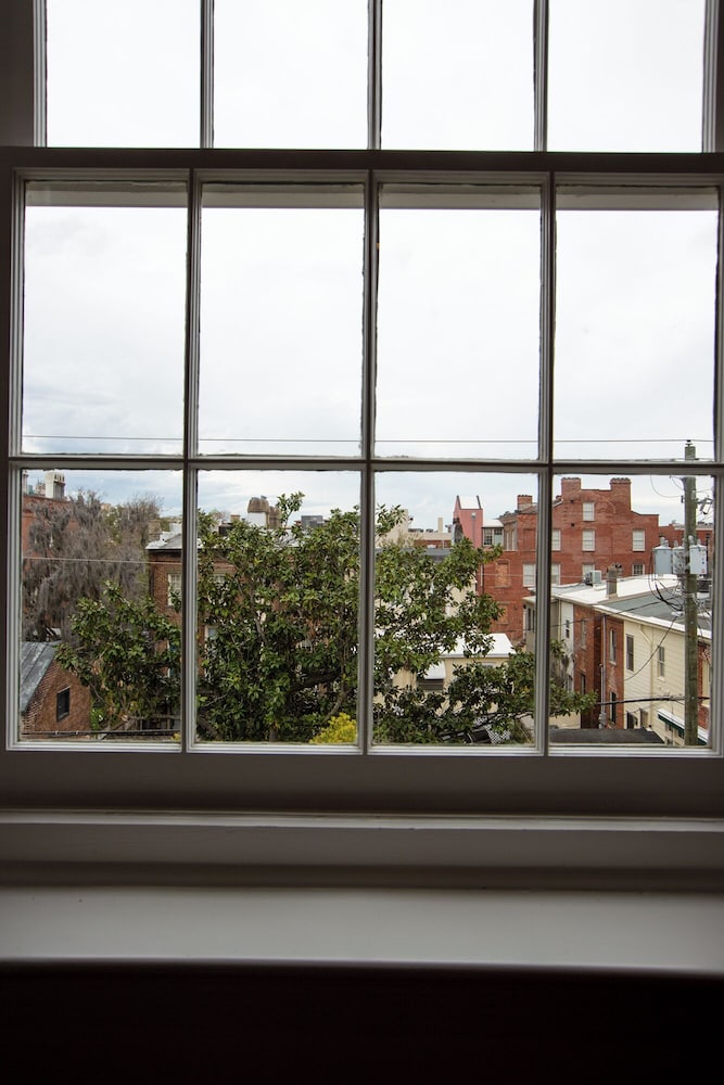 Newly Renovated 4 bed 3 bath & 2 Parking