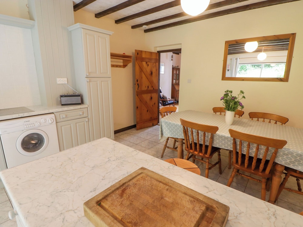 2 Cheriton Cottages