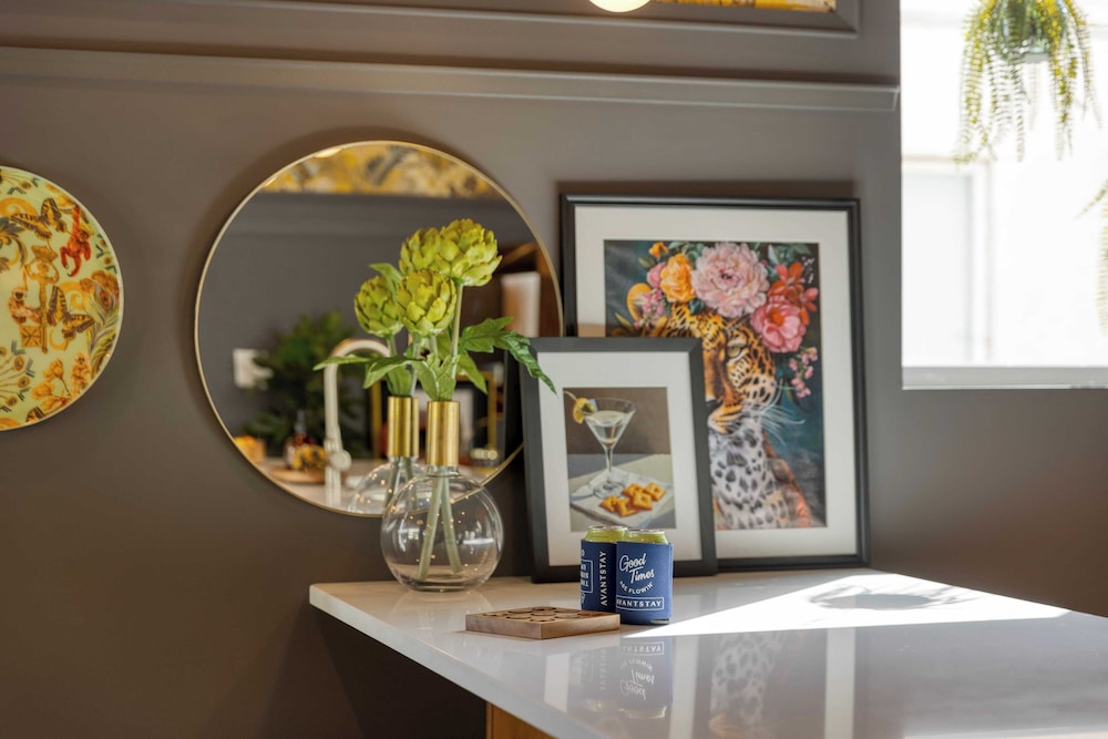 Colorful 4BR w/ Artful Design, Dining & Easy Access to Broadway The Bloom House by Avantstay