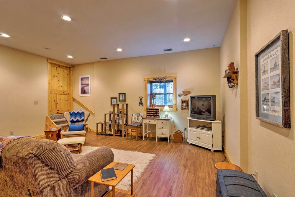 Quaint Apt ~ 5 Miles to Appalachian Trail & Lake! view 5