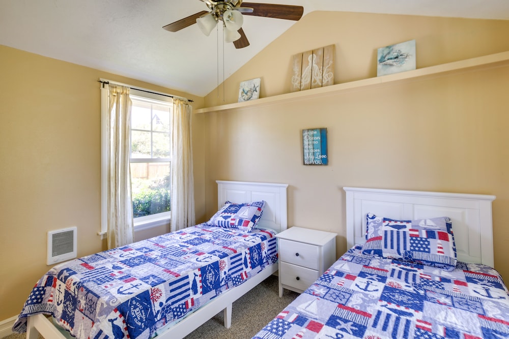 Coastal Lincoln City Home w/ Spacious Deck! view 3