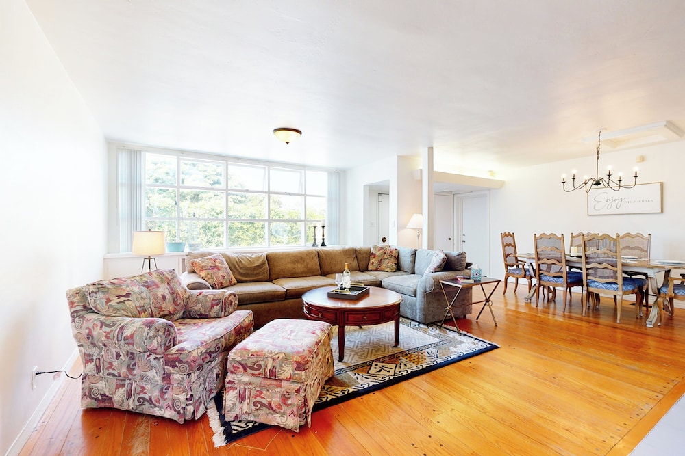 Two Dog-friendly Home, Close to Wine Country