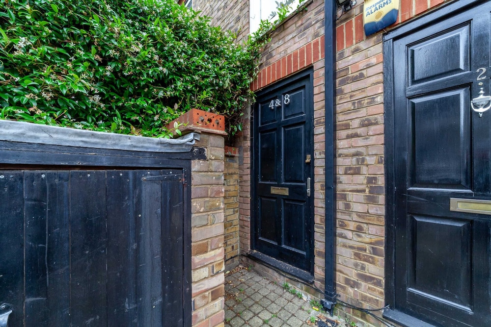 Spacious Battersea Gem With Balcony Bliss